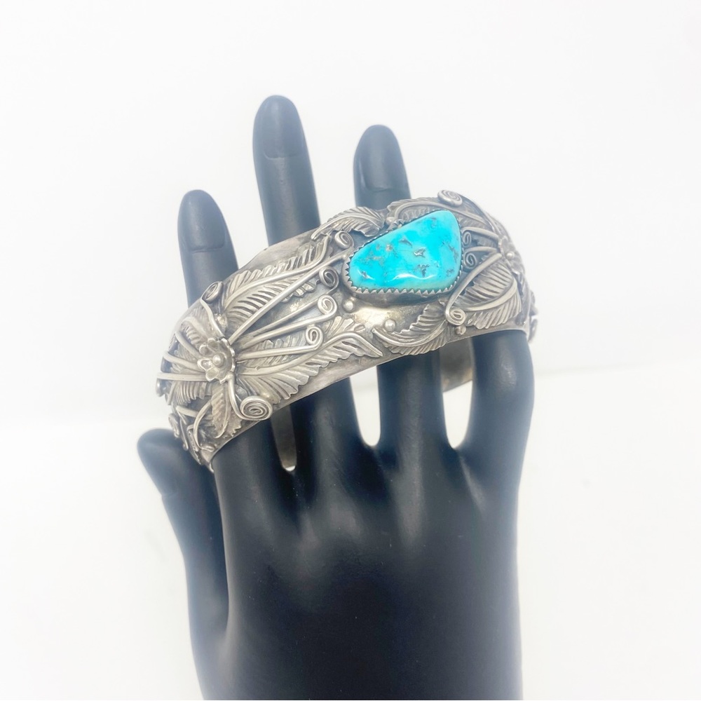 655 Vintage Native American Navajo Turquoise Silver Cuff Bracelet in a Leaves
